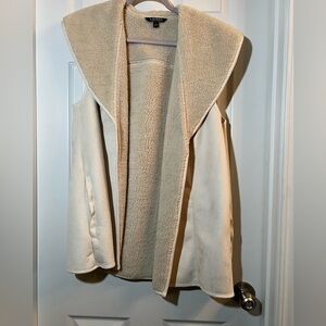 👗 Lauren Ralph Lauren Beige suede and sherpa  Vest size large